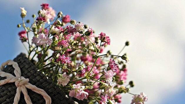 Blumen sind das wohl beliebteste Geschenk zum Muttertag. Doch auch mit etwas Selbstgebasteltes, gemeinsamen Augenblicken oder einer Auszeit vom Alltag kann man der Mutter eine Freude machen. Foto: Pixabay