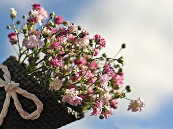 Blumen sind das wohl beliebteste Geschenk zum Muttertag. Doch auch mit etwas Selbstgebasteltes, gemeinsamen Augenblicken oder einer Auszeit vom Alltag kann man der Mutter eine Freude machen. Foto: Pixabay