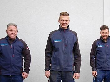 Über die Auszeichnung von Tim Röder als unterfränkischer Kammersieger im Beruf des Metallbauer (Fachrichtung Konstruktionstechnik) freuten sich seine beiden Ausbilder Roland und Tobias Weisenseel (rechts).  Foto: Manfred Mellenthin