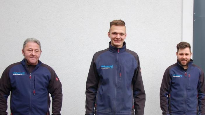 Über die Auszeichnung von Tim Röder als unterfränkischer Kammersieger im Beruf des Metallbauer (Fachrichtung Konstruktionstechnik) freuten sich seine beiden Ausbilder Roland und Tobias Weisenseel (rechts).  Foto: Manfred Mellenthin