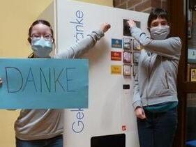 Nachträgliches Weihnachtsgeschenk: Dank einer Spendenaktion von Hanse Haus hat die Fuchsstädter Katharinenschule jetzt einen Getränkeautomaten. Foto: Susanne Wieber-Gößmann