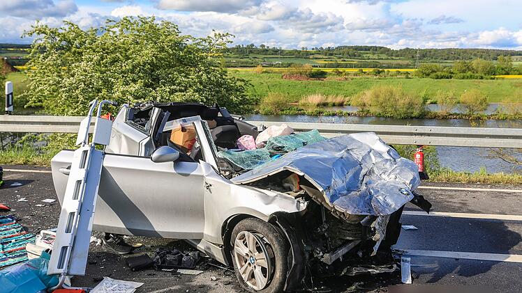 Bei einem Unfall auf der B26 im Kreis Bamberg wurden vier Menschen verletzt, drei davon lebensgef&auml;hrlich. Unter den Verletzten befinden sich auch zwei Kinder.