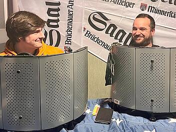 Verbreiteten ziemlich gute Laune im Sternenzeltstudio: Riedenbergs Stürmer Stefan Wich (links) und sein guter Kumpel Alexander Latus (SG Waldberg/Stangenroth), der in Bischofsheim die sehr erfolgreiche Frauenmannschaft coacht. Foto: Sebastian Schmitt