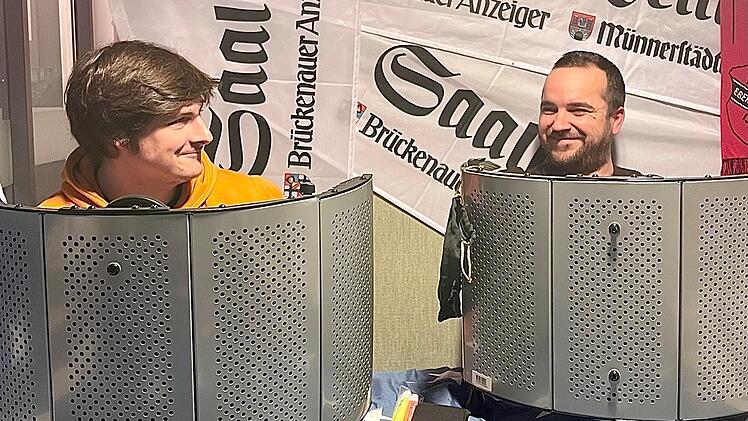 Verbreiteten ziemlich gute Laune im Sternenzeltstudio: Riedenbergs Stürmer Stefan Wich (links) und sein guter Kumpel Alexander Latus (SG Waldberg/Stangenroth), der in Bischofsheim die sehr erfolgreiche Frauenmannschaft coacht. Foto: Sebastian Schmitt