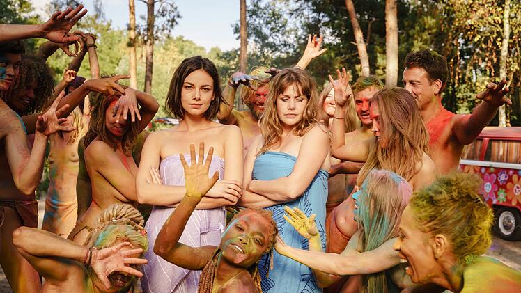 Auf dem Rückweg nach Berlin treffen Dana (Janina Uhse, links) und Lolle (Felicitas Woll) auf eine Hippie-Kommune.