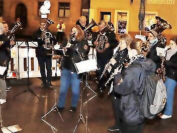 Die Weismainer Blasmusik spielte beim Adventseinl&auml;uten.