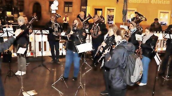 Die Weismainer Blasmusik spielte beim Adventseinl&auml;uten.