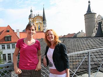 Maja Schmidt und Simone Göbel arbeiten von Kitzingen aus für das Wohl des ganzen Landkreises und seiner Gäste.  Ihr Arbeitsplatz ist im obersten Stockwerk des Landratsamtes  angesiedelt.
