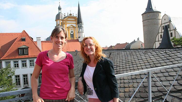 Maja Schmidt und Simone Göbel arbeiten von Kitzingen aus für das Wohl des ganzen Landkreises und seiner Gäste.  Ihr Arbeitsplatz ist im obersten Stockwerk des Landratsamtes  angesiedelt.