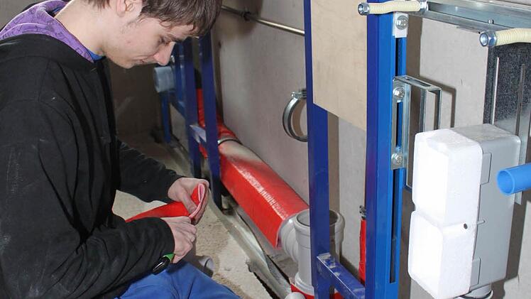 Anlagenmechaniker Patrick Panzer arbeitet an Sanitär-, Heizungs- und Lüftungsanlagen.