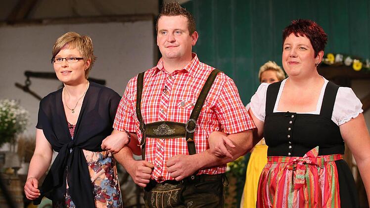 Bauer Sebastian aus dem Kreis Lichtenfels hat sich Ines (31) und Tanja (33) ausgesucht. Foto: RTL / Stefan Gregorowius
