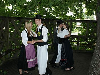 Limmersdorfer Platzpaare beim Tanz auf der altehrwürdigen Linde. Foto: Archiv