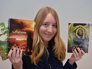 Laura Schmolke mit ihren ersten drei Romanen. Foto: Ronald Rinklef