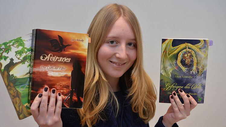 Laura Schmolke mit ihren ersten drei Romanen. Foto: Ronald Rinklef
