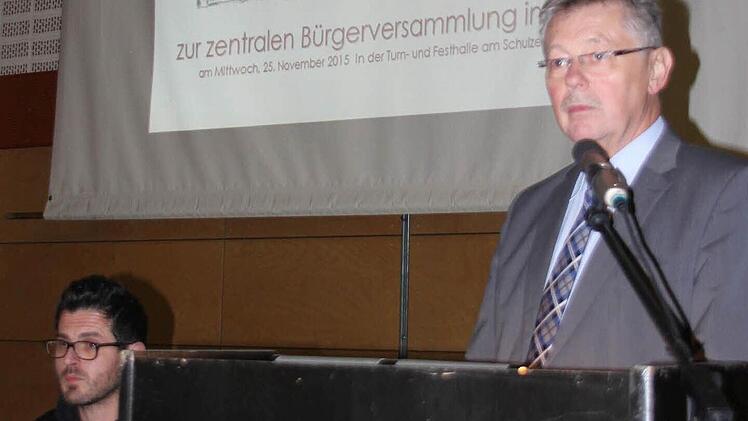 Bürgermeister Herbert Schneider bei seiner Ansprache. Links Geschäftsleiter Thorsten Michel. Foto: Friedwald Schedel