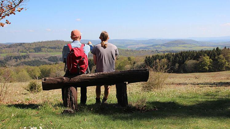 Wanderer auf dem Premiumwanderweg "Der Hochrhöner".  Foto: Heike Beudert