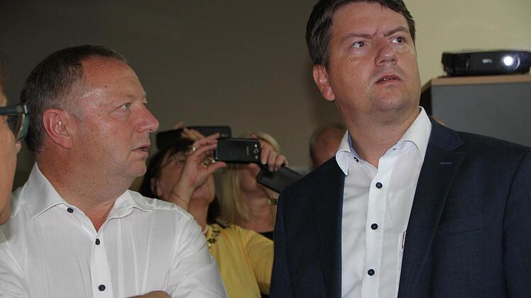 Landrat Thomas Bold (von links) und Landtagsabgeordneter Sandro Kirchner im Gespräch Foto: Ulrike Müller