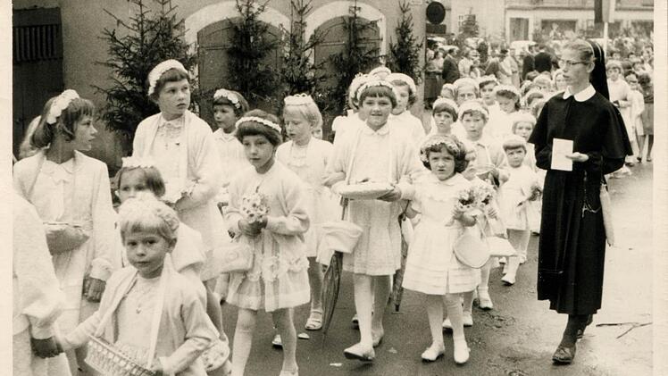 Kalender September 1960: Die Erstkommunionkinder um 1960.  Foto: privat