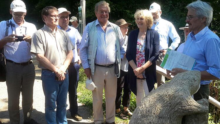 Gut vorbereitet auf die Tour durch die Rhön zeigte sich BN-Vorsitzender Richard Mergner (rechts). An den einzelnen Stationen hatte er eine Vielzahl von Informationen für die Gäste wie den BUND-Vorsitzenden Hubert Weiger (Bildmitte) parat. Foto: Rolf Pralle