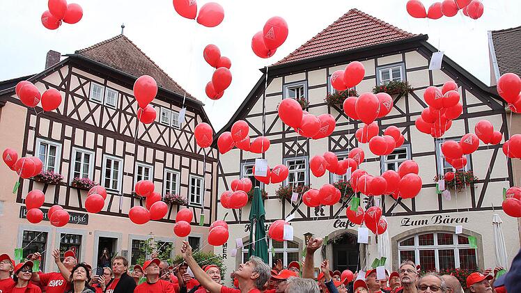 Die Demonstranten ließen auf den Marktplatz rote Ballons steigen. Foto: Dieter Britz