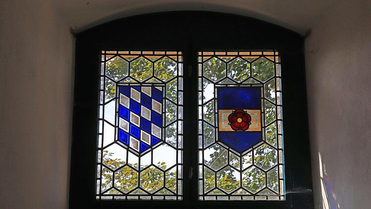 Ein Fenster mit den Wappen der früheren BesitzerFoto: Katrin Geyer