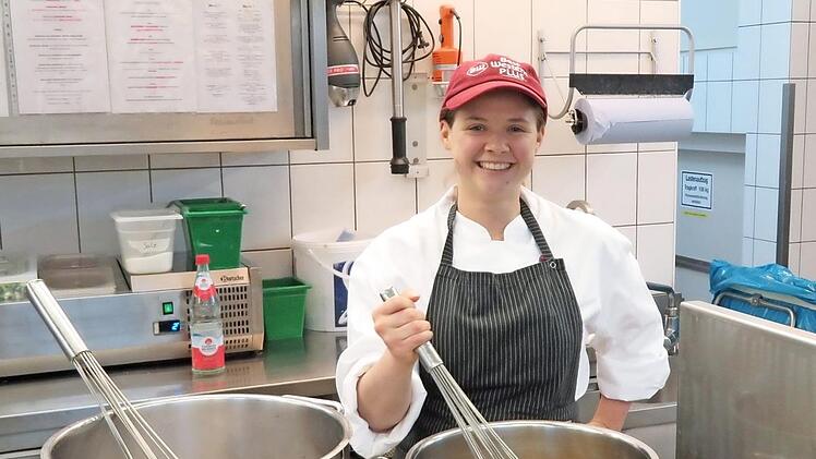 Laura Bauer, Azubi zur Köchin im letzten Lehrjahr, kocht Orangensaft mit Gewürzen für marinierte Rumfrüchte. Foto: Monika Schütz
