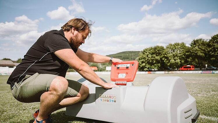 Ein Knopfdruck - und schon weiß der Mähroboter des FC Unter-Oberrodach, zu welchen Zeiten er den Rasen kürzen soll. Vorsitzender Mario Jankowski kann ihn aber auch mit seinem Smartphone steuern. Foto: Marian Hamacher