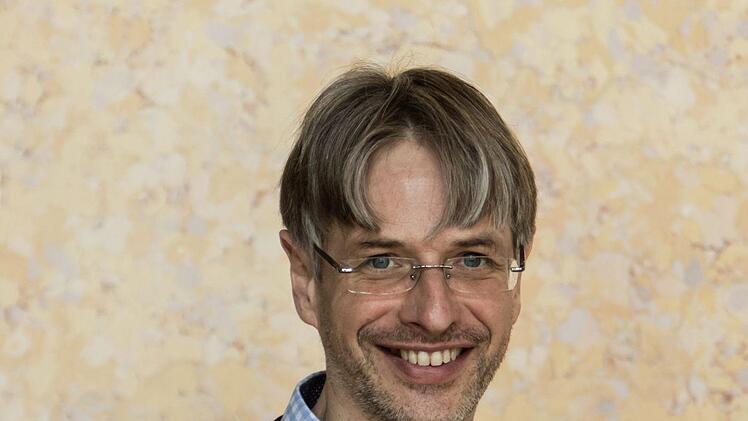 Komponist und dirigent: Roland Fioster leitet die Uraufführung seiner Kinderoper "Die Prinzessin auf dem Kürbis" am Donnerstag, 20. Februar, im Landestheater Coburg.Foto: Jochen Berger