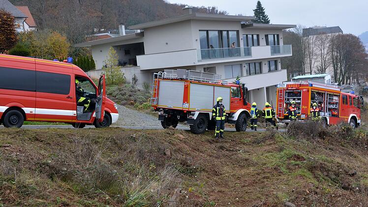 Ein brennendes Mulchgerät in unwegsamen Gelände rief am Samstagmorgen die Garitzer Feuerwehr auf den Plan. Foto: Peter Rauch