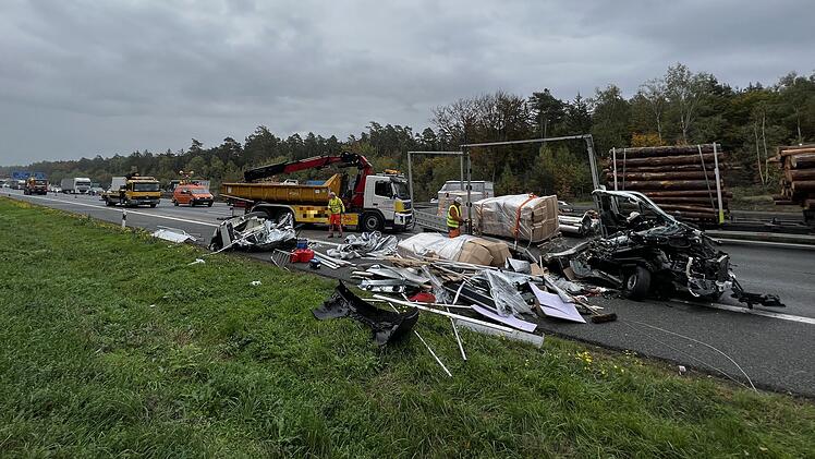 A9 bei Nürnberg: Auffahrunfall unter zwei Lastwagen