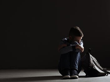 Ein Mann hat sein 13-jährigen Sohn auf offener Straße in Bayern verprügelt und schwer verletzt. Ein Mann hat sein 13-jährigen Sohn auf offener Straße in Bayern verprügelt und schwer verletzt.