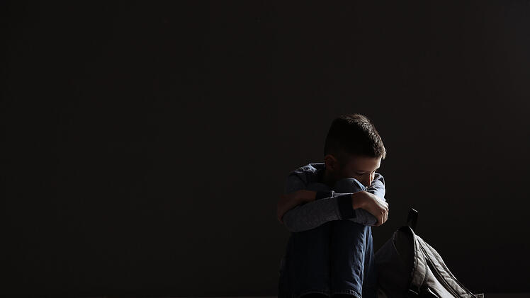 Ein Mann hat sein 13-j&auml;hrigen Sohn auf offener Stra&szlig;e in Bayern verpr&uuml;gelt und schwer verletzt.