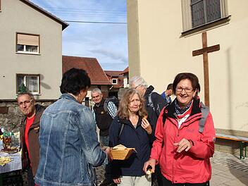 In Althausen war eine Station für die Wallfahrer. Dort gab es eine Kirchenführung und eine Stärkung für den weiteren Weg.  Foto: Heike Beudert