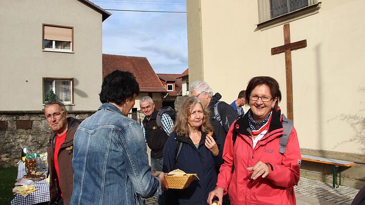 In Althausen war eine Station für die Wallfahrer. Dort gab es eine Kirchenführung und eine Stärkung für den weiteren Weg.  Foto: Heike Beudert