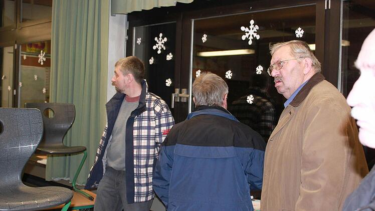 Die Fenster in den Klassenzimmern "sind am Ende" so der Bürgermeister, hier begutachten Ralf Nowak, Josef Kneuer und Arnold Deininger den Zustand der Fenster.