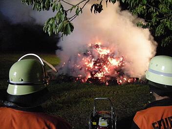 Brandstiftung: Fast 500 Strohballen gingen im Oktober zwischen Aura und Euerdorf in Flammen auf. Foto: Archiv/ Peter Seufert