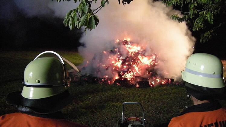 Brandstiftung: Fast 500 Strohballen gingen im Oktober zwischen Aura und Euerdorf in Flammen auf. Foto: Archiv/ Peter Seufert