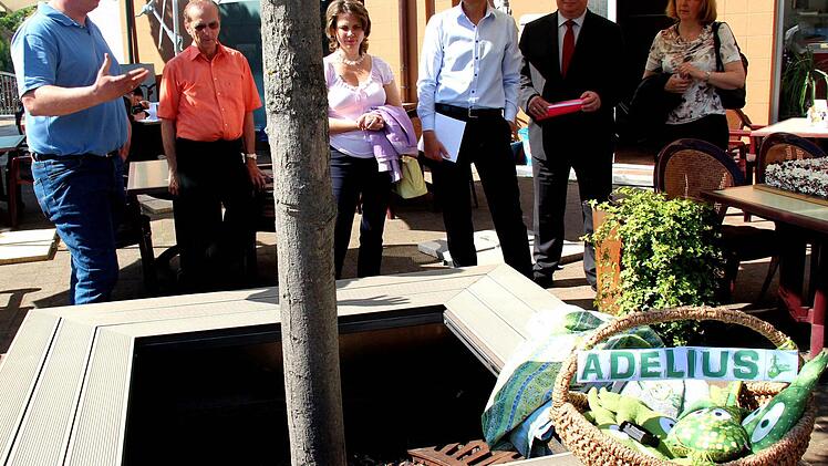 Günter Münch stellte die neue Baumumrandung vor.