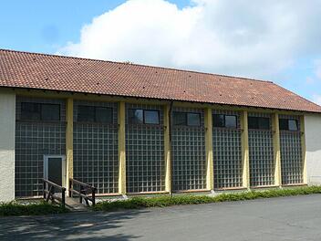 Die Stadtsteinacher Schulturnhalle ist marode, soll ersetzt werden. Foto: Klaus-Peter Wulf