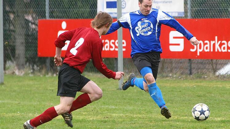 "Es ist schade, dass es soweit kommen musste", sagt der Wartenfelser Spielertrainer Manfred Angles (rechts/hier im Spiel gegen Untersteinach) zum Spielabbruch bei Vatan Spor. Foto: Monika Limmer