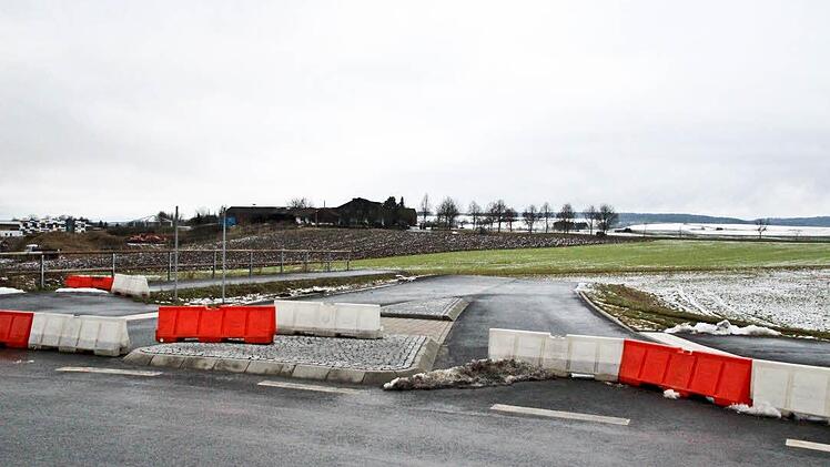 Noch führt der Ast am Kreisel bei Bertelsdorf ins Niemandsland. Von hier aus soll die ausgebaute Staatsstraße 2205, an Glend und Sulzdorf vorbei, nach Wiesenfeld und weiter nach Bad Rodach führen. Foto: Ulrike Nauer