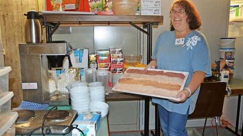 Diana Scherzer vom Catering hat nur Putenwurst auf dem Tablett.