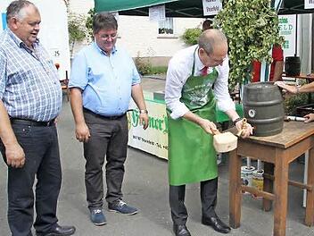 Landrat Christian Meißner stach beim Jura-Biertag das erste Fass an. Die Erlöse aus der Veranstaltung kommen der im Bau befindlichen Unterstellhalle der Feuerwehr in Großziegenfeld zugute.  Foto: Stephan Stöckel