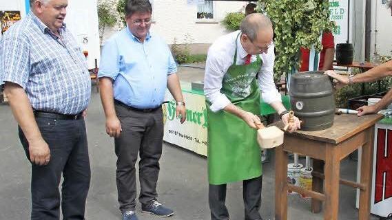 Landrat Christian Meißner stach beim Jura-Biertag das erste Fass an. Die Erlöse aus der Veranstaltung kommen der im Bau befindlichen Unterstellhalle der Feuerwehr in Großziegenfeld zugute.  Foto: Stephan Stöckel