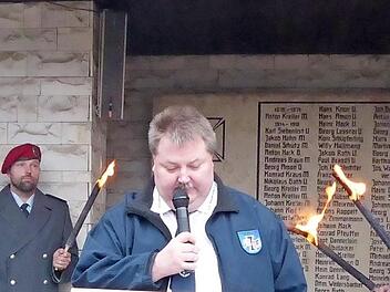 Vorsitzender Jörg Übelacker beim Totengedenken am Kriegerdenkmal