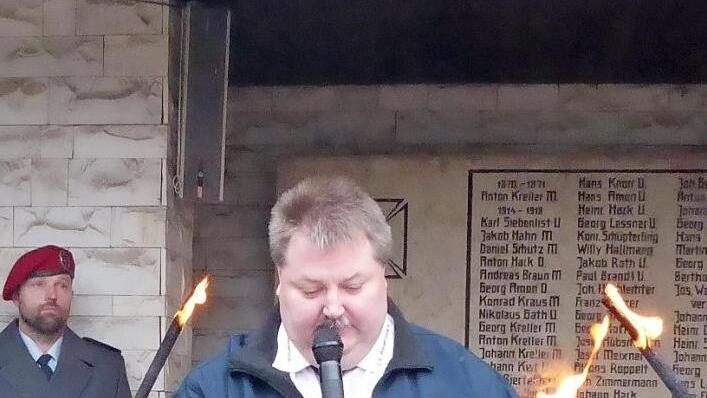 Vorsitzender Jörg Übelacker beim Totengedenken am Kriegerdenkmal