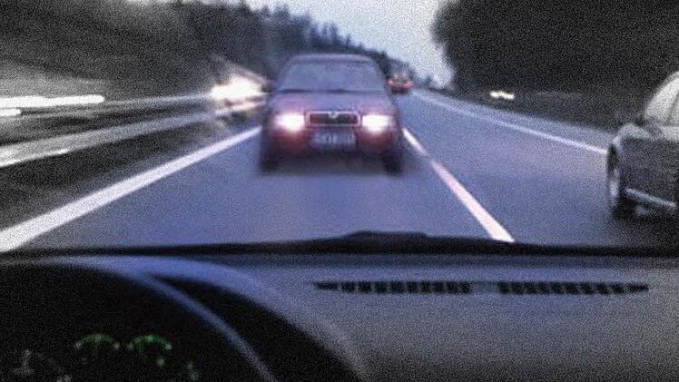 Eine Frau wendet auf der A73 und fährt in gegengesetzte Fahrtrichtung, weil sie ihre Ausfahrt verpasst hat. Fotomontage: dpa