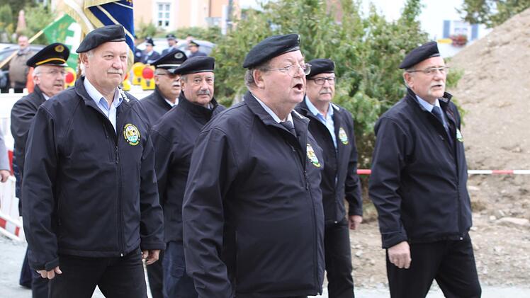 Über die Baustelle der Sanierung des Kirchenumfelds zog man bei der 73. Friedenswallfahrt in das Gotteshaus in Neuengrün ein. Michael Wunder