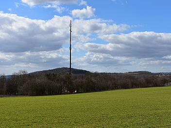 Der Funkmast bei Sollenberg - zu den Häusern muss ein großer Abstand sein. Mit 5G-Mobilfunk würde das anders. Foto: Petra Malbrich