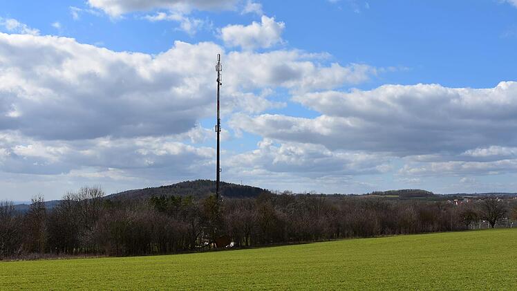 Der Funkmast bei Sollenberg - zu den Häusern muss ein großer Abstand sein. Mit 5G-Mobilfunk würde das anders. Foto: Petra Malbrich